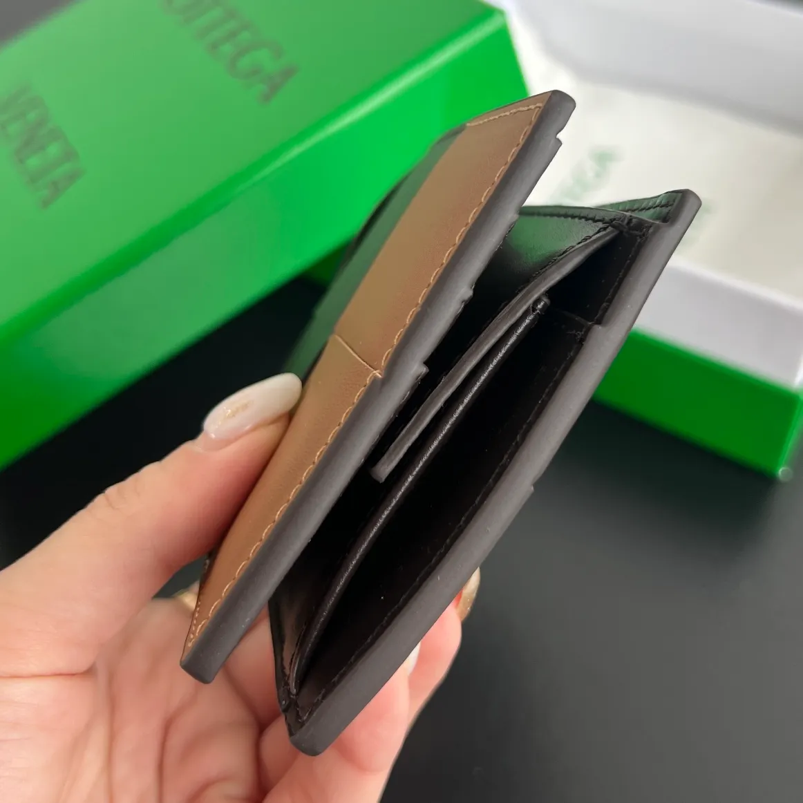 #Bv New large woven plaid double-fold short clip with coin pocket 649605👏 A short clip with a coin pocket. There is a place to put coins and change☄️ Made of original cowhide. It is soft and delicate and makes people want to touch it all the time. It is equipped with 4 card slots, 2 banknote compartments, 2 extra pockets, and 1 coin purse. It is very tasteful and low-key. It is very good in terms of texture and practicality. Highly recommended👍👍 Dimensions: 11x9.5 p600